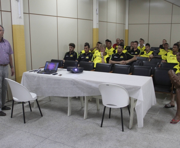 Atletas acompanham palestra sobre doping