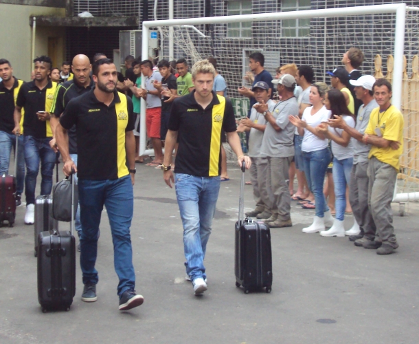 Atletas recebem apoio no embarque para o RJ