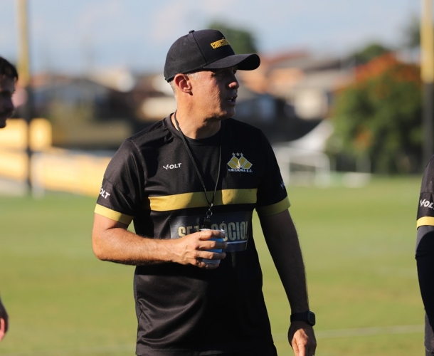 Baptista comanda treinamento técnico e tático