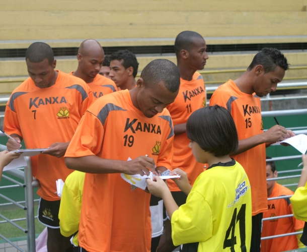 Crianças visitam atletas do Tigre