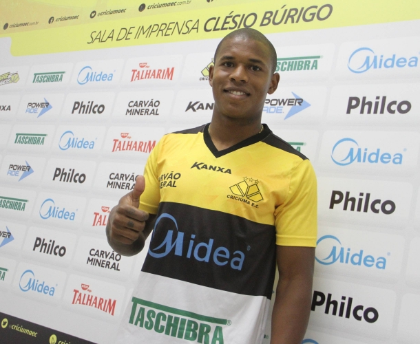 Criciúma contrata lateral direito