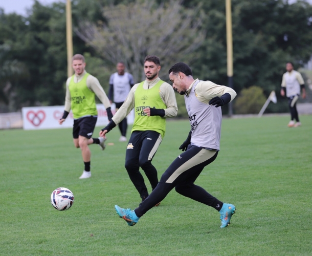 Criciúma e Ferroviária duelam no Heriberto Hülse