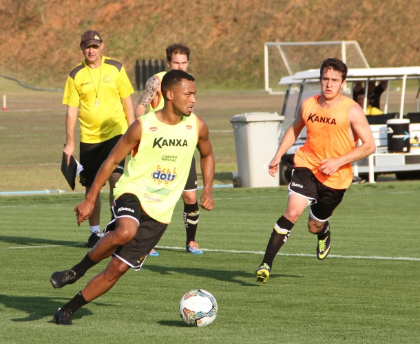 Criciúma realiza treino tático em Sorocaba