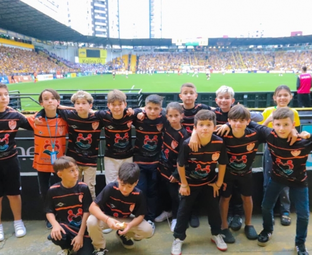 Criciúma recebe crianças de projeto social de Sombrio no estádio Heriberto Hülse