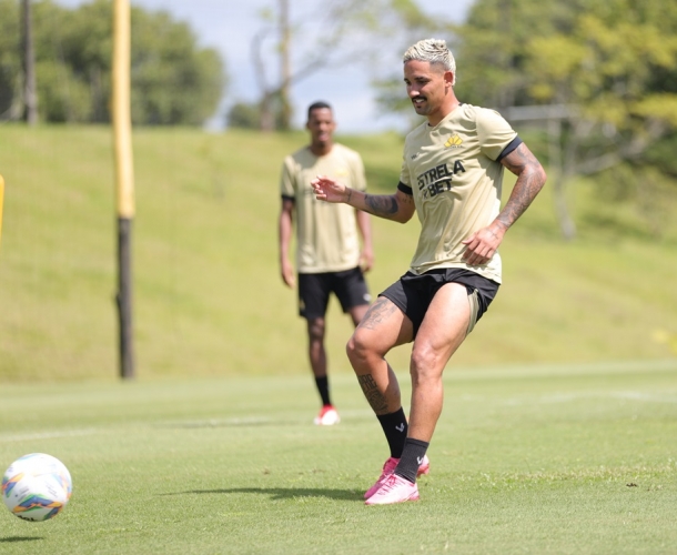 Domingo com treinamento em dois períodos no gramado