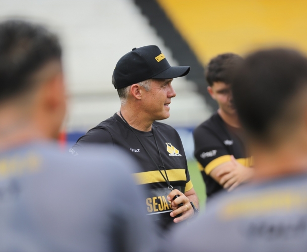 Eduardo Baptista faz atividade tática no HH