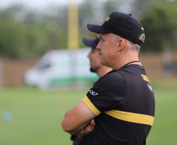 Eduardo Baptista faz trabalho tático no CT