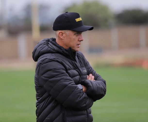 Eduardo Baptista faz treino tático no CT