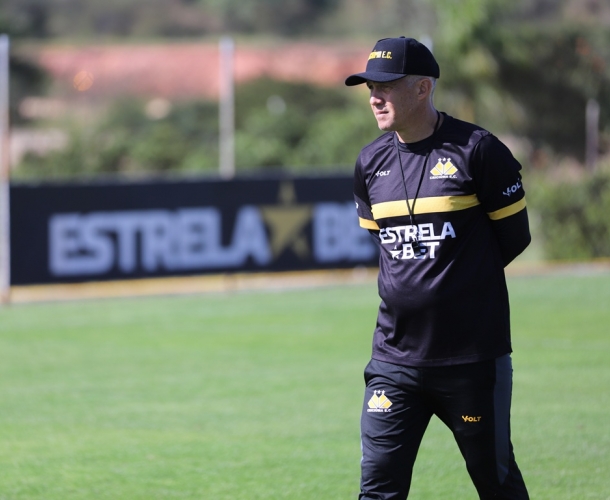 Eduardo Baptista organiza a parte tática da equipe