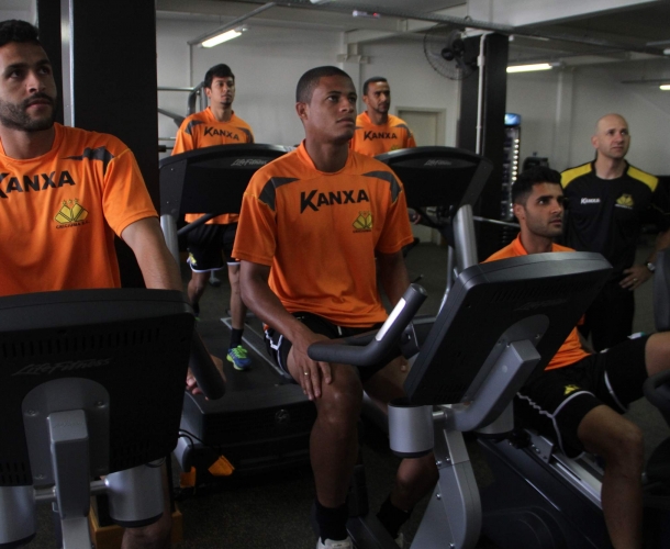 Elenco do Tigre treina na academia e no CT