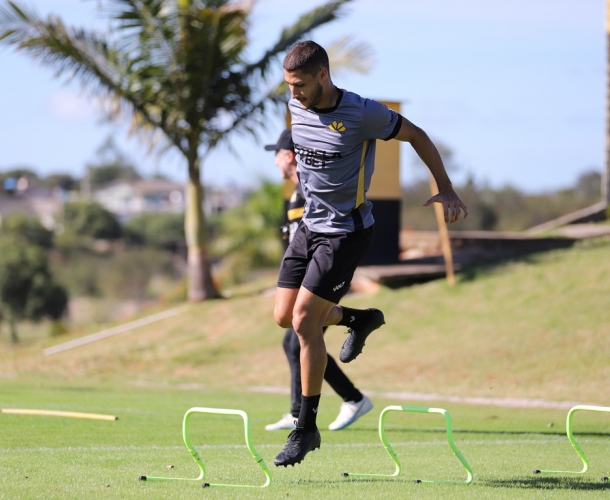 Elenco faz treino técnico e tático