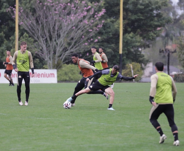 Elenco se reapresenta após a vitória na 25ª rodada