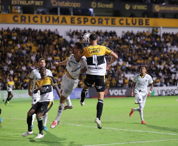 Empate na estreia do técnico Eduardo Baptista