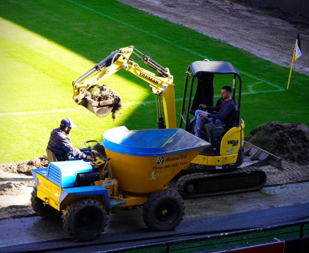 estádio Heriberto Hülse conta com novo gramado sintético no entorno do campo