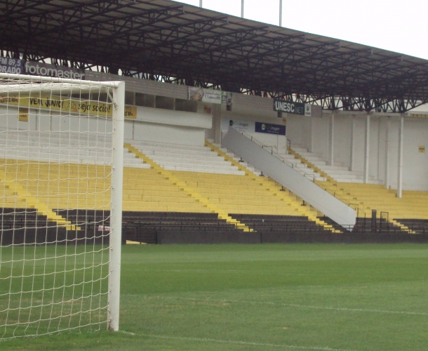 Estudantes precisam fazer o recadastramento