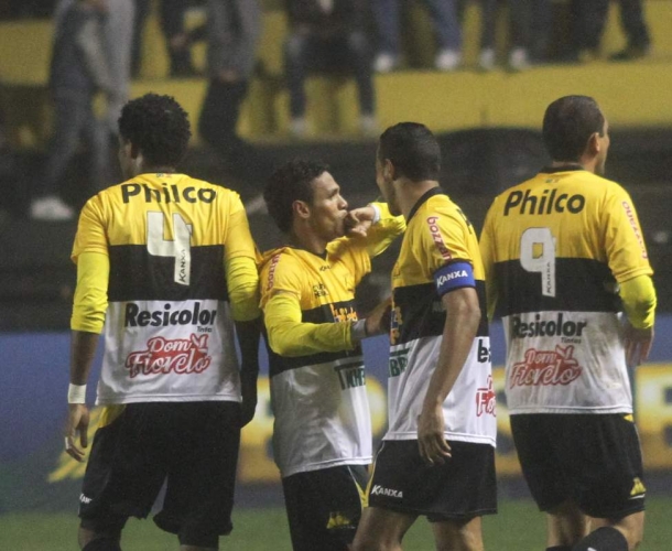 Fabinho feliz com golaço e vitória
