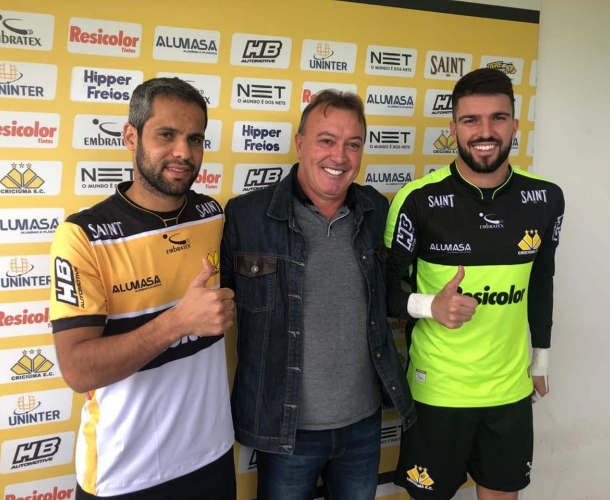 Goleiro e volante são apresentados oficialmente