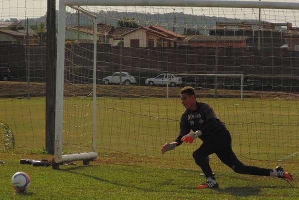 Goleiro Vinicius marca gol da própria área