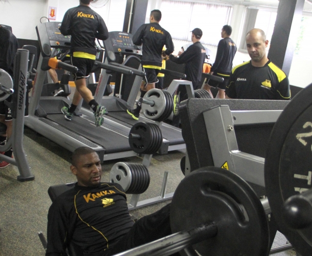 Grupo de atletas treina na academia