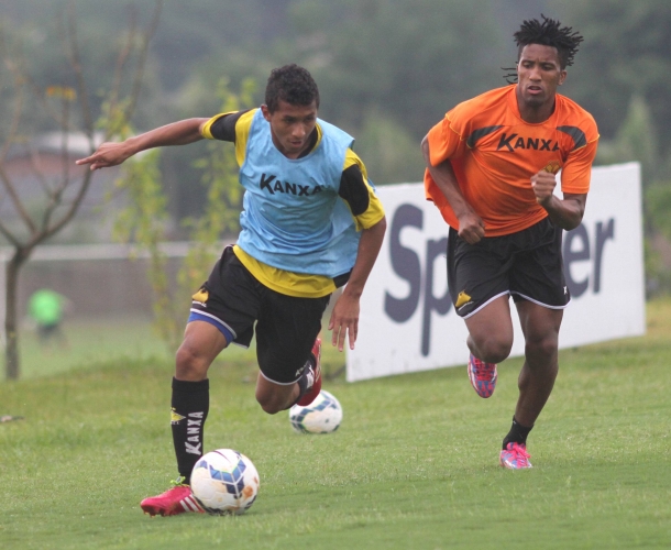 Grupo realiza treino coletivo no CT