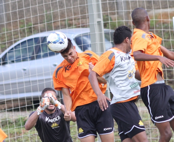 Luizinho Vieira comanda trabalho tático no CT
