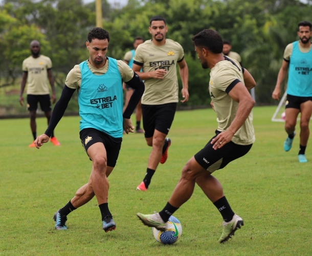 Manhã de domingo com treinamento tático no CT
