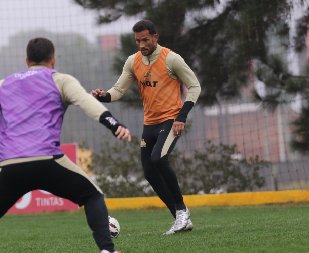Manhã de intenso treinamento tático no CT