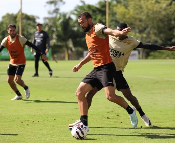 Manhã de intenso treinamento técnico e tático