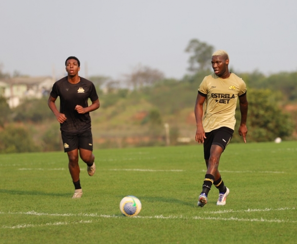 Profissionais fazem jogo-treino com o Sub-20