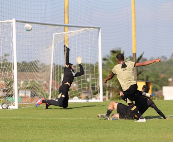 Profissionais fazem jogo-treino com o Sub-23