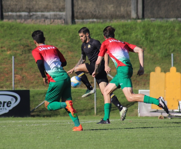 Reapresentação e jogo-treino no CT 