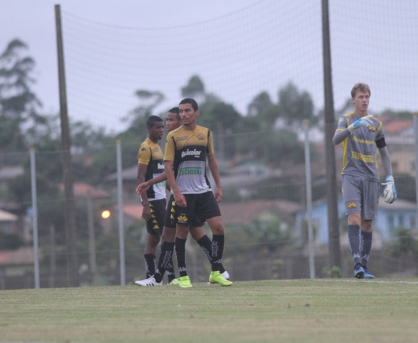 Sub-20 faz duelo no CT