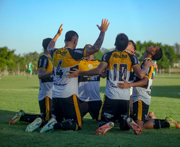 Sub-20 goleia a Chapecoense e segue na liderança