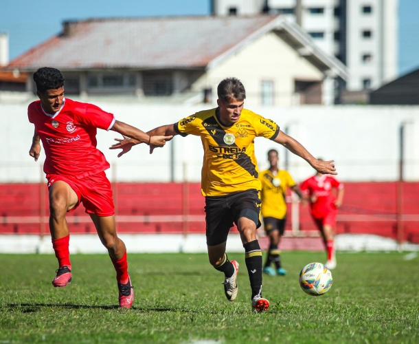 Sub-20 vence e assume a liderança no Catarinense