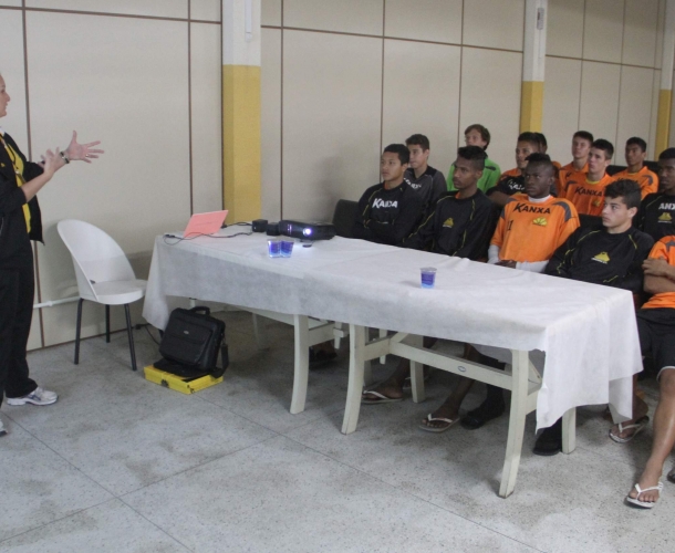 Juvenil participa de palestra com psicóloga 