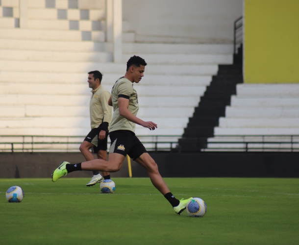 Tarde de treinamento no gramado do Heriberto Hülse