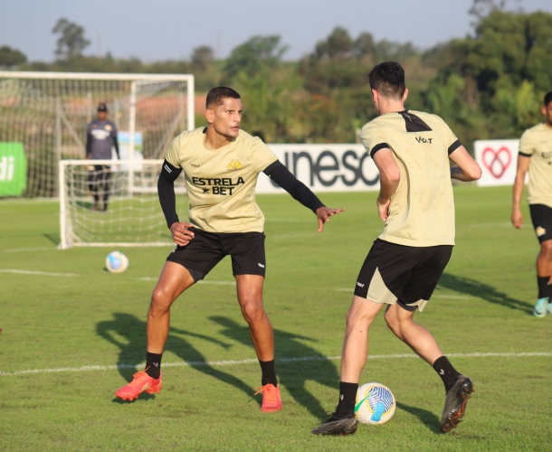 Tarde de treinamento técnico e tático no CT