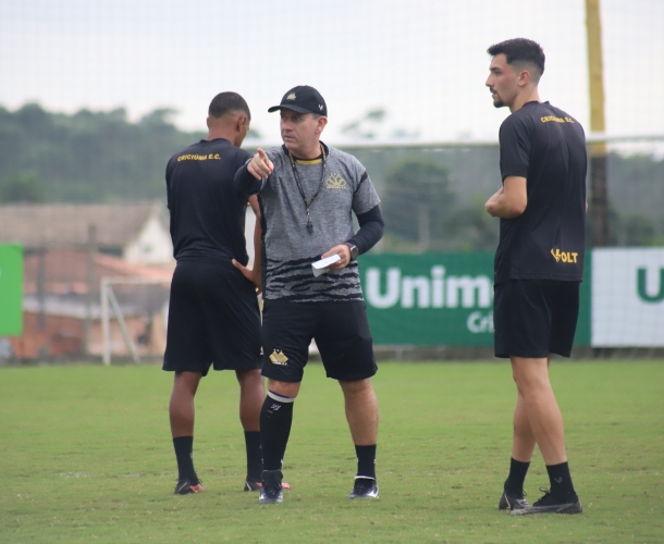 Tencati comanda treinamento tático durante a manhã 