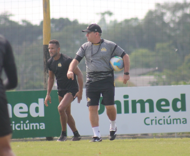 Tencati comanda treino tático no HH 