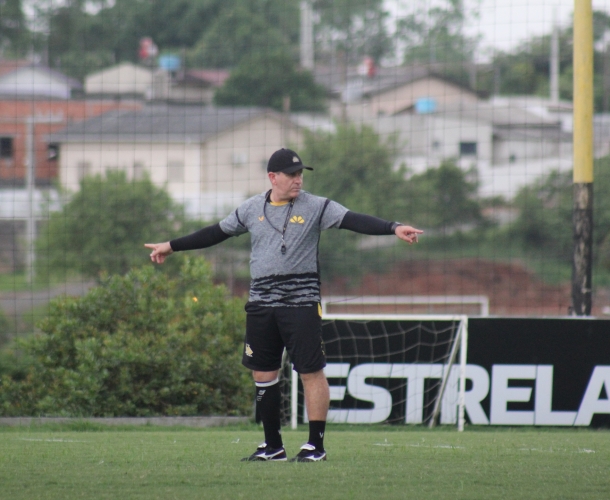 Tencati faz treino tático no CT 