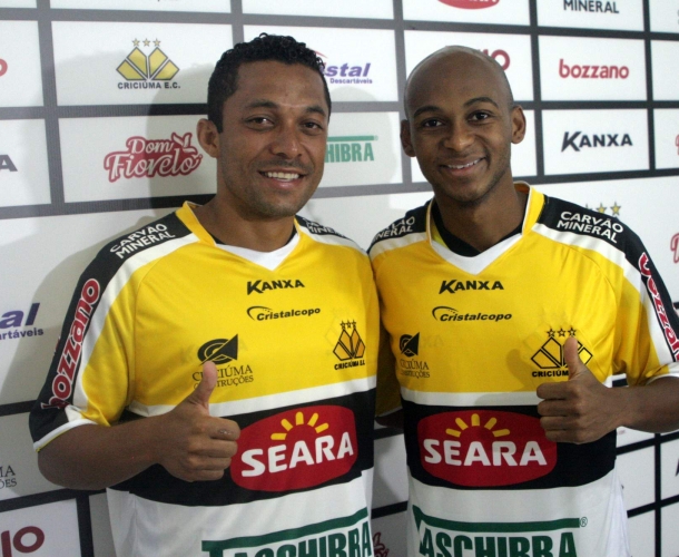 Tigre apresenta dupla de meias