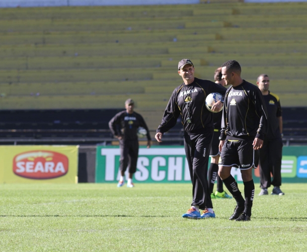 Tigre faz treino e parte para SP
