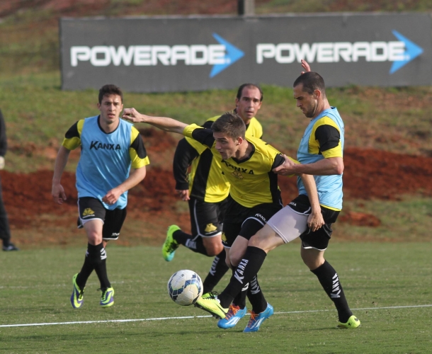 Tigre realiza treino tático no CT