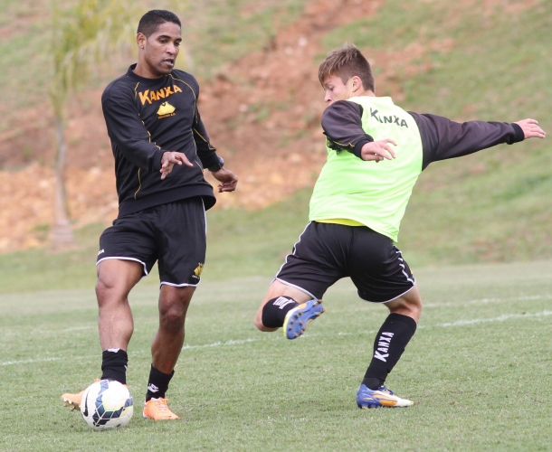 Tigre realiza treino técnico no CT