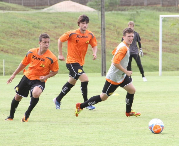 Tigre trabalha forte antes de jogo treino
