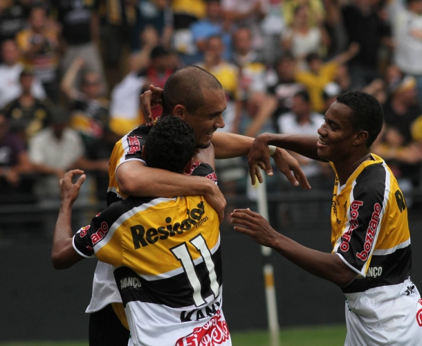 Tigre vence e abre vantagem na final