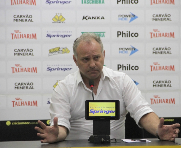 Toninho Cecílio é apresentado oficialmente