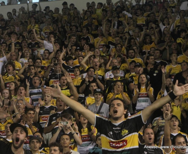 Torcida do Tigre dá show nas arquibancadas