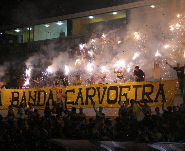 Torcida faz a festa na apresentação do elenco