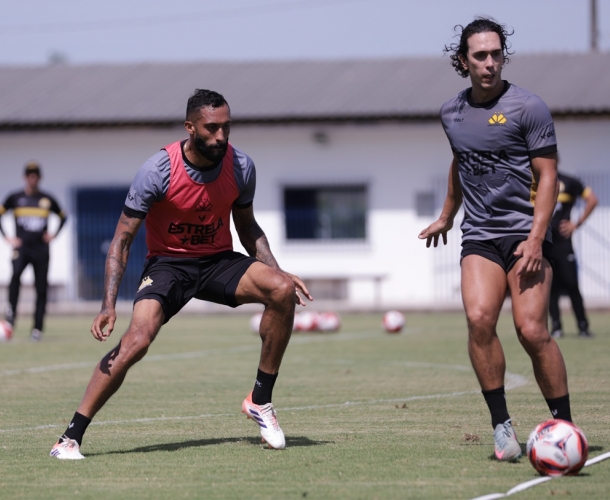 Treino técnico e tático no estádio da Montanha